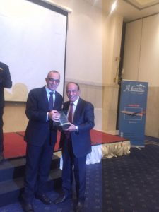 محمود الدويري يتسلم درع التكريم من عطوفة امين عام وزارة السياحة