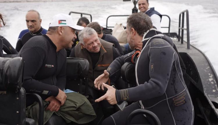 خماش ياسين يستقبل جلالة الملك في نادي غوص العقبة