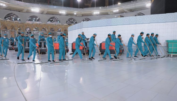 اعمال النظافة لاستقبال المعتمرين
